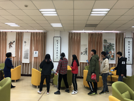 船舶学院学生参观校友书画展