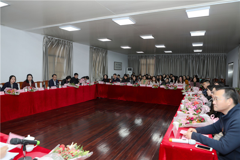 学校召开“巾帼心向党﹒建功新时代”庆祝“三八”国际劳动妇女节座谈会