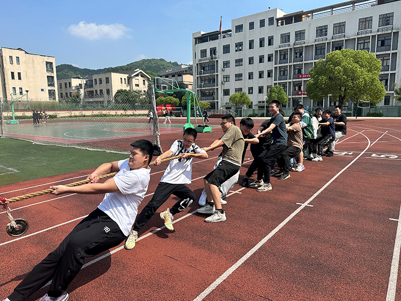 机电工程学院221324班举办趣味拔河赛