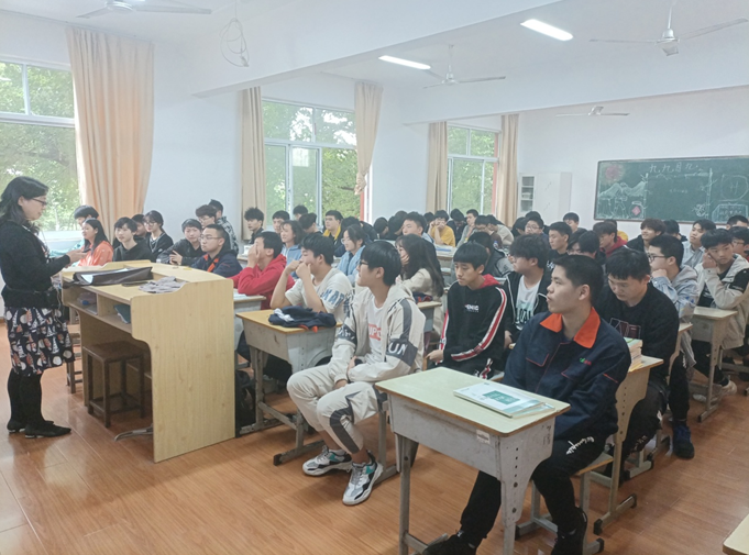 机械工程学院朱江红老师开设“学生礼仪——课堂礼仪与仪表举止”学术讲座