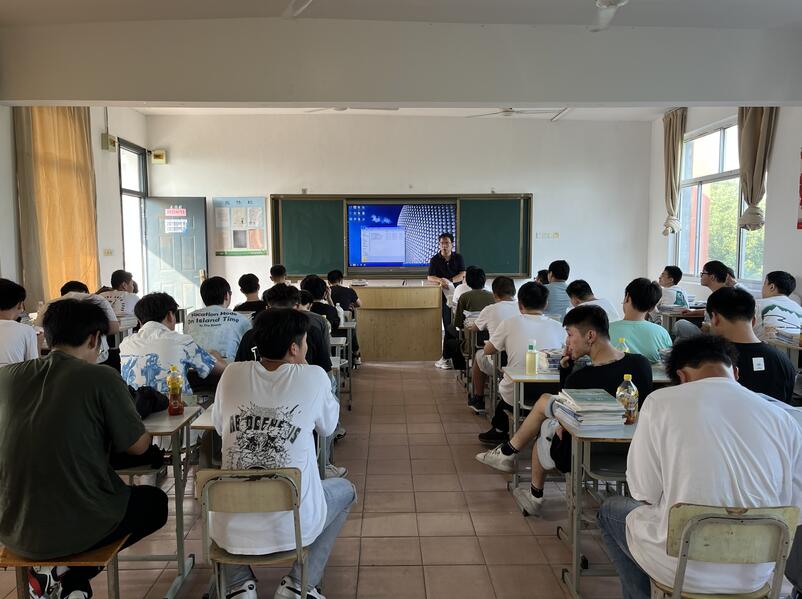 机械工程学院认真组织学生上好开学第一课