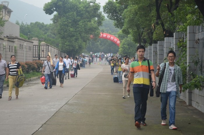 我校2014级新生顺利入学报到