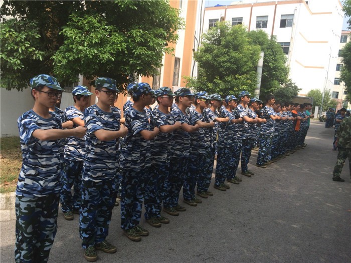 我校2014级新生军训队列训练场景、内务评比、黑板报评比优秀成果