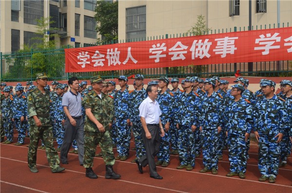 我校2014级新生军训会操暨总结表彰大会圆满结束